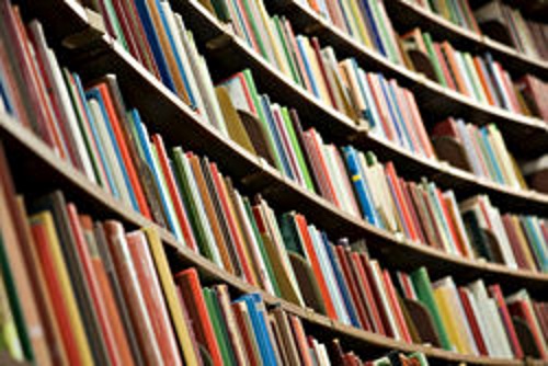 Rayonnages de la réserve à la bibliothèque Paul Eluard